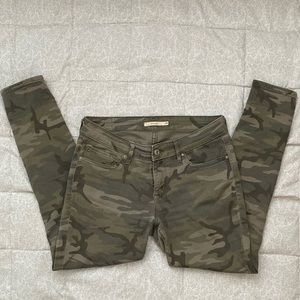 Levi camo jeans